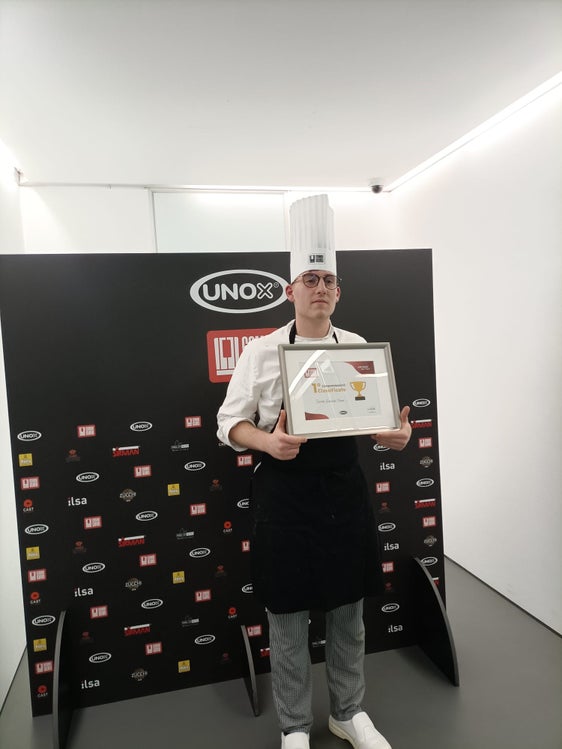 Samuel Gerardo Triano, allievo della classe quarta della Scuola professionale alberghiera “C. Ritz” di Merano, ha vinto una delle finali dell’edizione 2024 della Combiguru challenge (Foto: ASP/Scuola alberghiera Ritz)