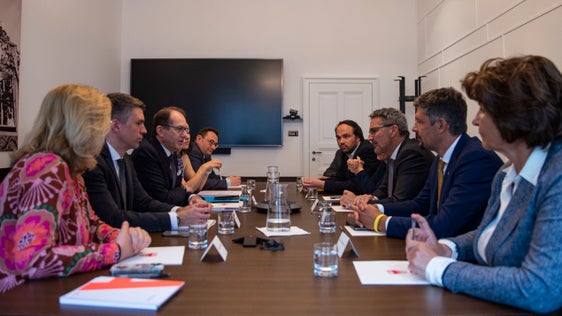 Bei Maßnahmen gegen Klima- und Energiekrise die soziale Gerechtigkeit nicht aus den Augen verlieren: Dies war eine Schlussfolgerung des Treffens zwischen den Delegationen der Südtiroler Landesregierung und der CDU/CSU-Fraktion im Bundestag. (Foto: LPA/Fabio Brucculeri)