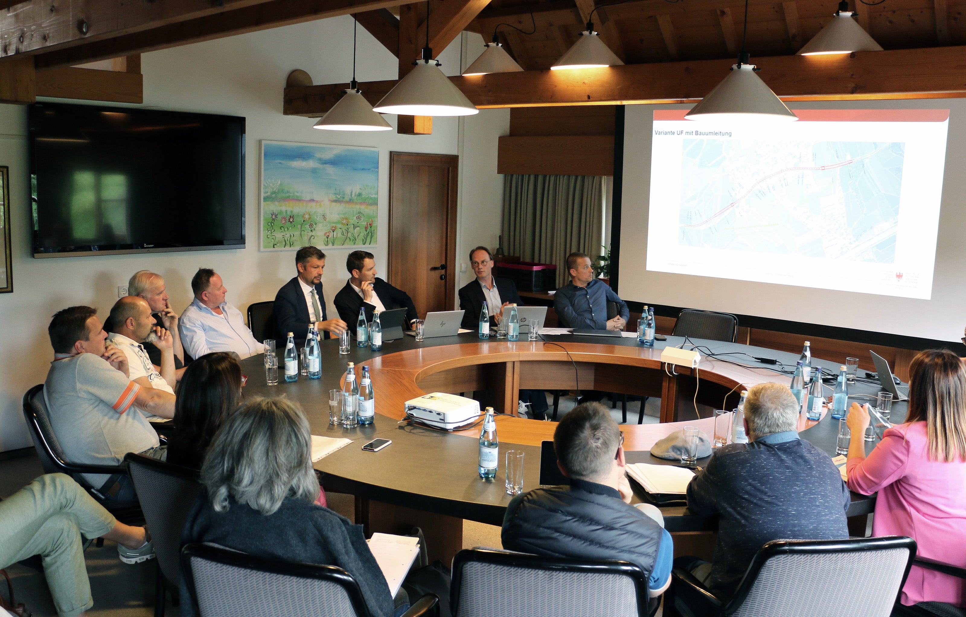 Die passende Trasse für eine mögliche Umfahrung von Rabland war Thema eines Treffens von Landesrat Daniel Alfreider und den Landestechnikern mit dem Gemeinderat von Partschins. (Foto: LPA/Ingo Dejaco)