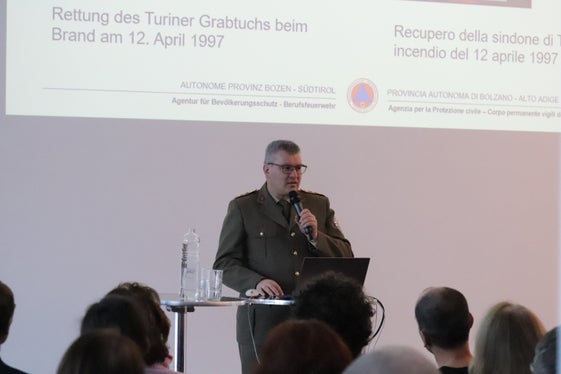 Che si tratti della Sindone di Torino o del tesoro del Duomo di Bolzano: il comandante dei vigili del fuoco del Corpo permanente di Bolzano, Florian Alber, ha usato esempi specifici per illustrare la protezione dei Beni culturali. (Foto: ASP/Maja Clara)