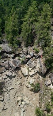 Mitarbeiter einer Spezialfirma reinigen seit gestern (18. Juni) den Hang oberhalb der Landesstraße nach Schnals. (Foto: LPA)