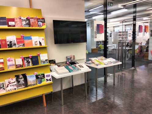 “Degustazione letteraria in una calda atmosfera natalizia” giovedì 4 dicembre alla Biblioteca provinciale “Friedrich Teßmann” a Bolzano. (Foto: USP/Maja Clara)