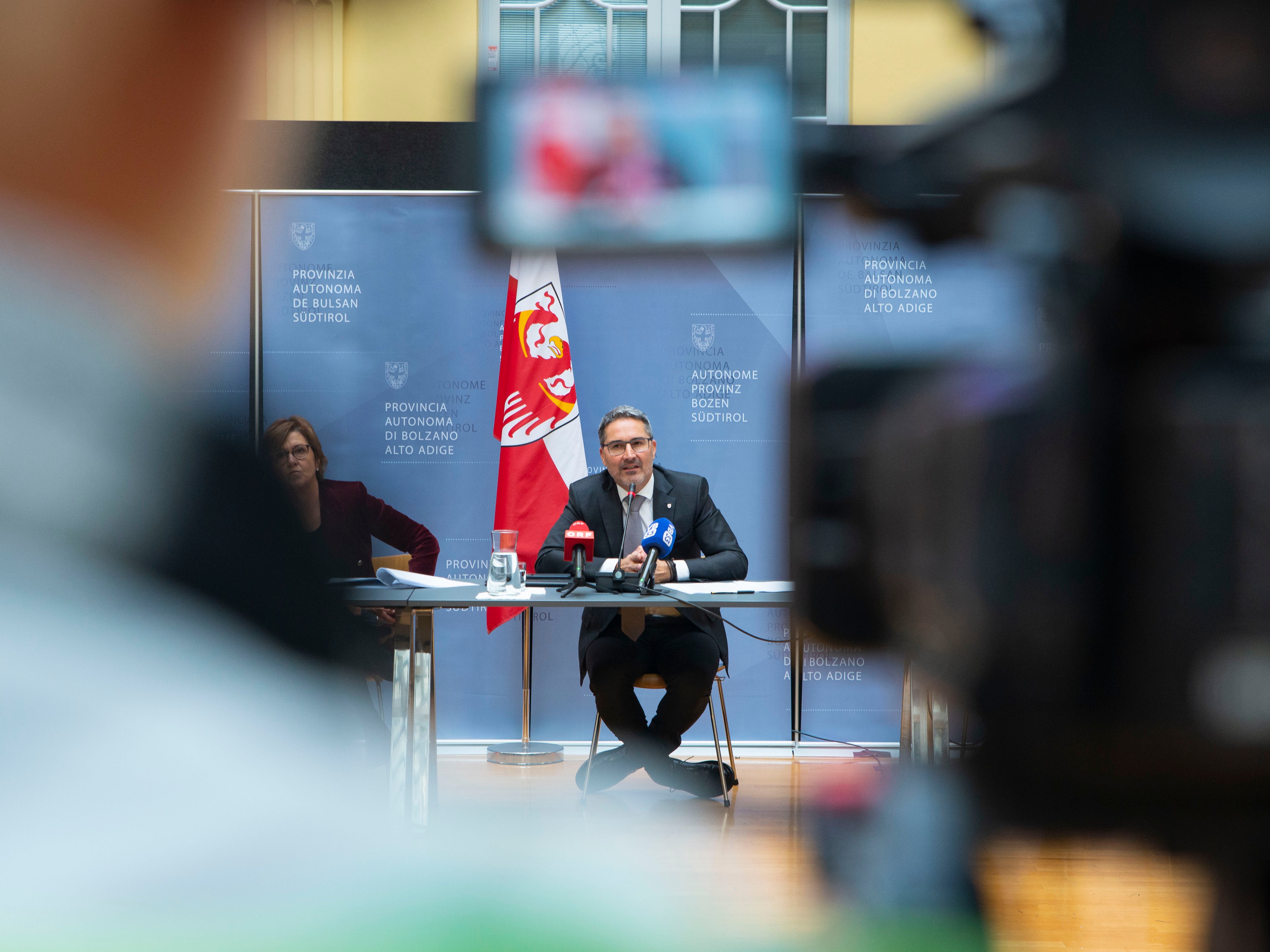 Klima und Nachhaltigkeit, Gesellschaft, gesamtwirtschaftliche Lage und Autonomie: Das waren die vier Kernthemen im Jahresrück- und -ausblick von Landeshauptmann Kompatscher. (Foto: LPA/Fabio Brucculeri)