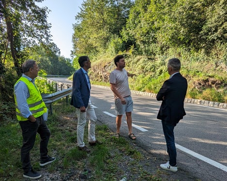 Beim Lokalaugenschein an der Landesstraße von Brixen nach Feldthurns vor einigen Tagen: (v.l.) Planer Paul Schmidt, Landesrat Daniel Alfreider, Anrainer Philipp Gummerer, Bürgermeister Peter Brunner (Foto: LPA)