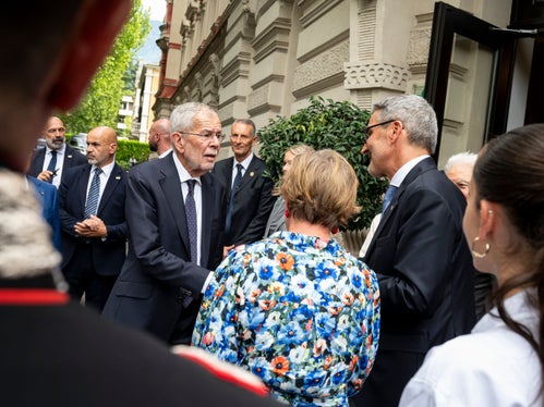 Il presidente della Provincia Arno Kompatscher ha dato il benvenuto al Presidente federale Alexander Van der Bellen alla Scuola professionale provinciale Kaiserhof. (Foto: USP/Fabio Brucculeri)