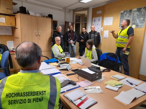 Una delegazione di dipendenti di Alperia ha osservato da vicino le varie fasi dell'odierna esercitazione. (Foto: ASP/Maja Clara)