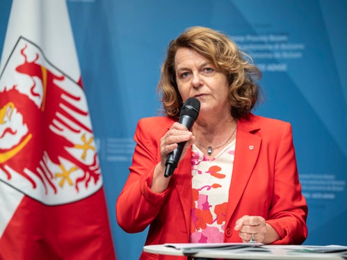 È importante rafforzare le famiglie in una fase precoce e sostenere i genitori fin da piccoli con l'educazione ai media, ha sottolineato Rosmarie Pamer, assessora provinciale alla Famiglia, alla presentazione del documento della rete Genitori-connessi. (Foto: USP/Fabio Brucculeri)