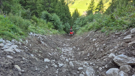 Il bacino di ritenzione della sorgente di Madonna di Senales, sul lato a monte della strada provinciale, ha fatto il suo dovere durante la colata detritica del 1° luglio e ha trattenuto i detriti; le autorità competenti hanno svuotato il bacino. (Foto: Ufficio Sistemazione bacini montani ovest dell'Agenzia per la Protezione civile/Martin Eschgfäller)