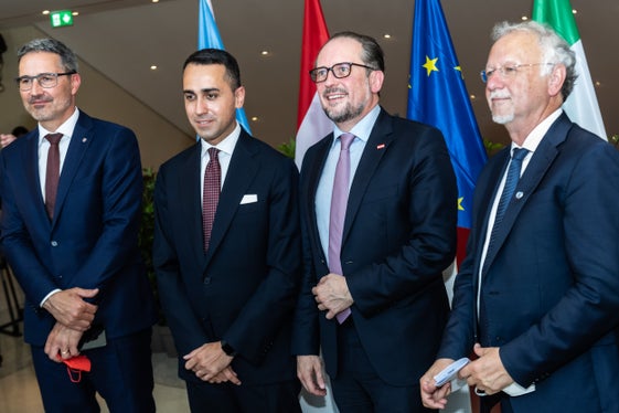 La foto ufficiale per i 30 anni della quietanza liberatoria: da sinistra il Presidente altoatesino Kompatscher, il Ministro degli Esteri italiano Luigi Di Maio, il Ministro degli esteri austriaco Alexander Schallenberg e l'Alto Rappresentante delle Nazioni Unite Fernand De Varennes. (Foto: ASP/Ivo Corrà)