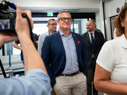 Hochbaulandesrat Christian Bianchi beim Rundgang durch das Gemeinschaftshauses in Leifers. (Foto: LPA/Fabio Brucculeri)