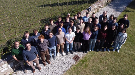 I partecipanti alla settimana della modellizzazione matematica 2025, ripresi con un drone dallo studente Tobias Pobitzer del Realgymnasium "Albert Einstein" di Merano. (Foto: USP/Tobias Pobitzer)