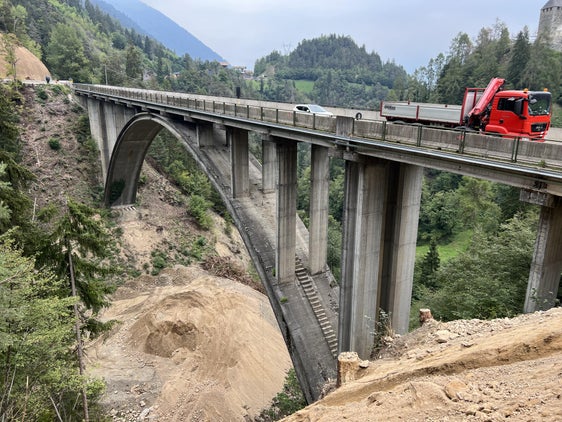 Die in die Jahre gekommene Brücke beim Schloss Eschenlohe auf der Landesstraße ins Ultental wird saniert und stabilisiert. (Foto: LPA/Landesabteilung Tiefbau)