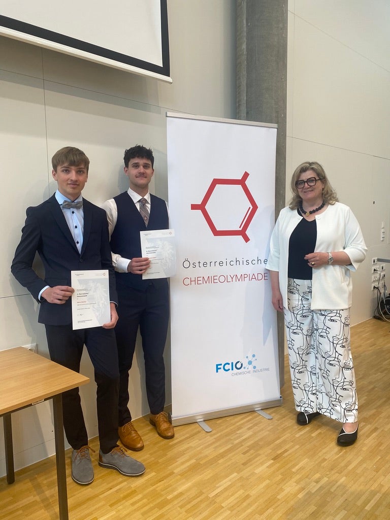Die zwei Südtiroler Teilnehmer am österreichischen Bundeswettbewerb der Chemieolympiade Adrian Messner von der Technologischen Fachoberschule Bruneck und Alexander Giuliani vom Realgymnasium Bozen mit Landeskoordinatorin Roswitha Maurer. (Foto: LPA/Deutsche Bildungsdirektion)