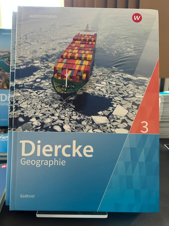 Der dritte Band der Reihe Diercke Geographie für Südtiroler Mittelschulen ist da: Vorgestellt wurde er im Rahmen einer Fortbildungsveranstaltung der Pädagogischen Abteilung der Deutschen Bildungsdirektion am 9. Oktober. (Foto: LPA)