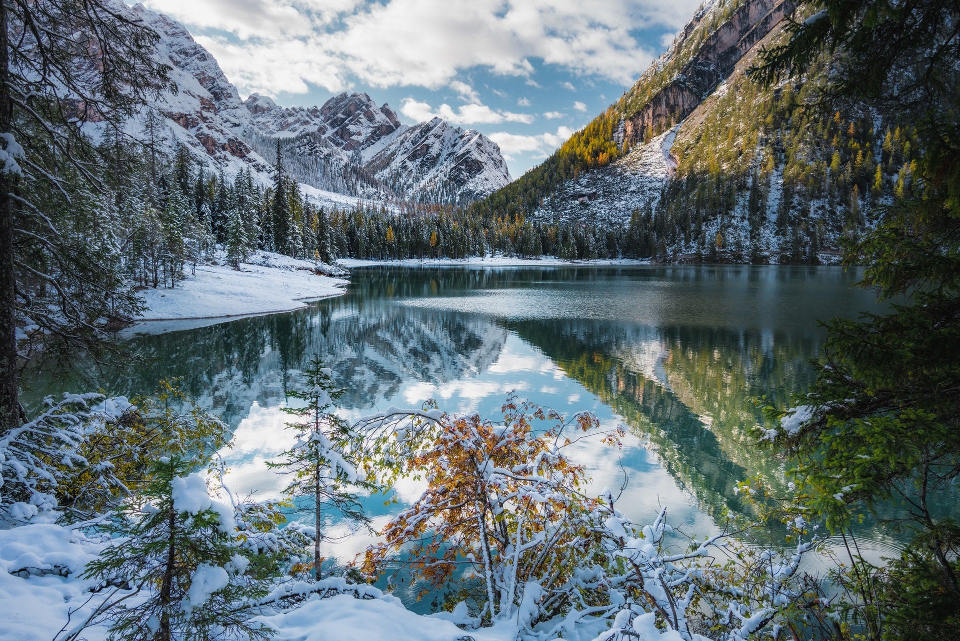 Nach den Begebenheiten am Pragser Wildsee während der Osterfeiertage spricht sich Landesrätin Hochgruber Kuenzer für eine verstärkte Zusammenarbeit und den Ausbau der Umweltbildung aus. (Foto: Unsplash)