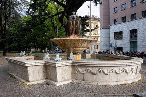 Realizzata nel 1929 dagli architetti Gabloner e Rossi, la Fontana delle rane a Bolzano fu distrutta da una bomba nel 1944 e ricostruita un po' modificata nel 1955. (Foto: ASP/Soprintendenza ai beni culturali)