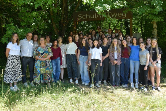 Gruppenfoto mit den neuen Mitgliedern und Gästen vor dem Schulartweg (von links) 1. Reihe Reihe Sophie Raifer und Karl Heinz Weger, Raiffeisenverband Südtirol, Fachlehrerin Priska Hell; 2. Reihe Fachlehrerin Marion Unterholzner, Schulleiterin Christine Holzner, Koordinatorin der Schülergenossenschaft Christine Gutgsell, Tanja Rastner von der Deutschen Bildungsdirektion mit Mitgliedern der Schülergenossenschaft (Foto: LPA/Fachschule Tisens)
