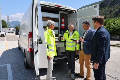 Le tecnich y agënt dla Polizia Stradala Roberto Terzariol, le diretur dl Ofize Motorisaziun Markus Kolhaupt, l'assessur provinzial ala Mobilité Daniel Alfreider y le diretur de Departimënt Martin Vallazza. (Foto: USP/Departimënt Infrastrotöres y Mobilité)