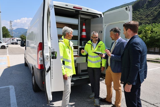 “Gli strumenti di controllo e il personale qualificato sono investimenti mirati che mettiamo a disposizione delle Forze dell’Ordine. In questo modo sosteniamo la Polizia, i Carabinieri e la Polizia municipale nei controlli lungo le nostre strade e rafforziamo insieme la sicurezza stradale e la tutela della popolazione”, ha sostiene l’assessore Alfreider, secondo da destra nella foto, assieme a Roberto Terzariol (primo a sinistra), Markus Kolhaupt e Martin Vallazza (primo da destra). (Foto: USP/Dipartimento Infrastrutture e Mobilità)