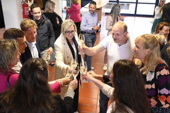 Grund zum Feiern hatten am vorgestrigen Dienstag über 100 neue Lehrkräfte, die dank der Lehrbefähigung nun an den deutschsprachigen Mittel-, Ober-, Berufs- und Musikschulen unterrichten werden. (Foto: LPA/Margit Pichler)