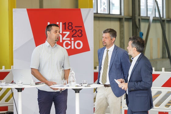 Für Senioren oder Menschen mit Behinderung seien barrierefreie Einstiege bei den Öffis, wie sie jetzt am Bahnhof Bozen entstehen wichtig, sagte Ennemoser von der Sozialgenossenschaft indipendent L im Gespräch mit Landesrat Alfreider und Sta-Direktor Dejaco. (Foto: LPA/Tiberio Sorvillo)