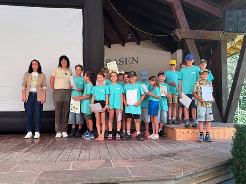 Die Ausbildung Junior Ranger Naturparks Südtirol 2026 fand in den&nbsp;drei Naturparks Schlern-Rosengarten,&nbsp;Puez-Geisler&nbsp;und&nbsp;Rieserferner-Ahrn&nbsp;statt - im Bild die Junior Ranger des Naturparks Rieserferner Ahrn mit der Vizebürgermeisterin von Rasen-Antholz Silke Hecher und Silvia Oberlechner vom Naturparkhaus Rieserferner-Ahrn. (Foto: LPA/Landesamt für Natur)