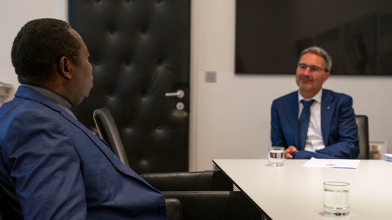 La Provincia di Bolzano sosterrà anche lo sviluppo turistico della città di Goma: lo ha confermato oggi il presidente Kompatscher (a destra) durante il colloquio con Abbè Malemo. (Foto: ASP/Fabio Brucculeri)