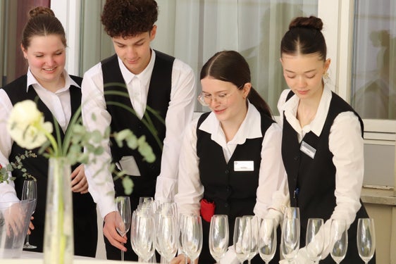 Restaurantführung und -organisation lernen Schüler und Schülerinnen der Landeshotelfachschule Kaiserhof (Foto: LPA/Maja Clara)