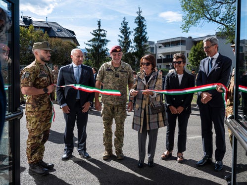 Il taglio del nastro alla Caserma Lugramani da parte della moglie del generale Resce: assieme a lei il segretario generale della Difesa Mattei, il capo di Stato Maggiore Masiello, la direttrice dal Verme e il presidente Kompatscher. (Foto: USP/Fabio Brucculeri)