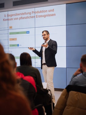 Felix Hartmann, Unternehmensberater und Eurac Research Projektleiter von NEST, hat Nachhaltigkeit bei Tisch und am Teller im Visier. (Foto: Eurac Research/Janandrea Moroder)