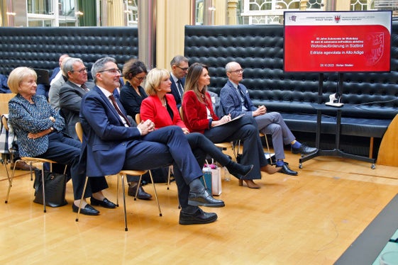 Der Wohnbau war nach dem Inkrafttreten des Autonomiestatuts ein prioritäres Thema, erinnerte Landeshauptmann Arno Kompatscher bei der heutigen Tagung 50 Jahre Autonomie im Wohnbau. (Foto: LPA/Greta Stuefer)