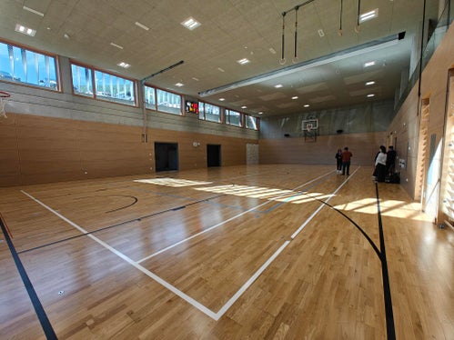 Die neue Turnhalle in der Grundschule Steinegg erstreckt sich über drei Stockwerke und verfügt auch über eine Tribüne. Sie wird sowohl von der Schule als auch von den örtlichen Vereinen genutzt. An der Oberfläche bietet die neue Struktur Platz für Parkplätze und den Markt bzw. diverse Veranstaltungen. (Foto: LPA/Ursula Pirchstaller)