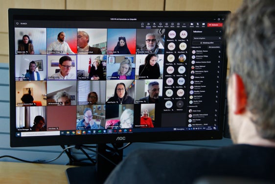 Oggi (1° febbraio), gli assessori provinciali Waltraud Deeg e Philipp Achammer hanno discusso con i rappresentanti dei Comuni i prossimi passi verso una politica del tempo dei Comuni orientata alle esigenze delle famiglie (Foto: ASP/Greta Stuefer)