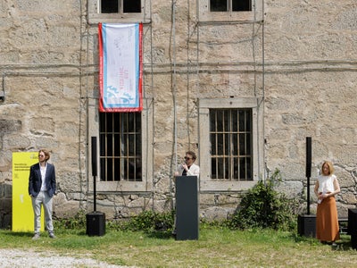Festung Franzensfeste: Bei der Ausstellungseröffnung von „Brücken durch die Zeit“ mit (von links) Patrick Moser (Museumsdidaktik), Direktor Emanuel Valentin und Kuratorin Esther Erlacher war auch die Euregio-Museumsjahr-Fahne zu sehen. (Foto: Luca Guadagnini)