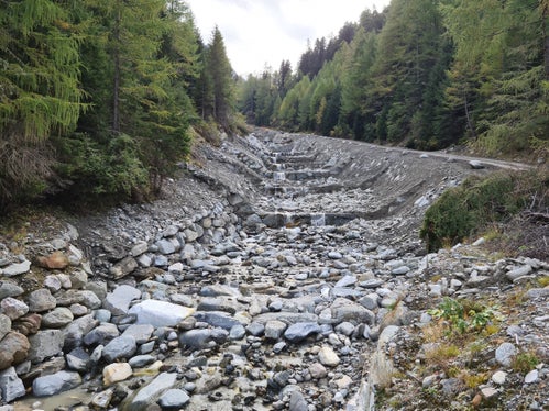 Quest'anno sono state costruite dodici barriere di consolidamento in pietre ciclopiche e sono stati eretti muri di protezione delle sponde e due soglie nella zona della passerella pedonale. (Foto: ASP/Ufficio sistemazione bacini montani Ovest)
