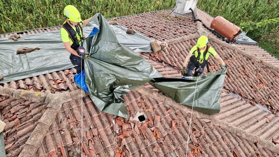 Ai vigili del fuoco professionisti si sono aggiunti i membri di diversi corpi di vigili del fuoco volontari altoatesini. Nella foto i volontari della stazione di Lana. (Foto: ASP/Vigili del fuoco volontari)
