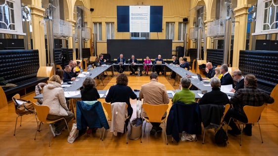 Kaufkraftentwicklung und Inflationsausgleich: Beim heutigen Treffen wurde eine Analyse vorgestellt und die weitere Vorgehensweise mit den Vertreterinnen und Vertretern der Gewerkschaften besprochen. (Foto: LPA/Fabio Brucculeri)