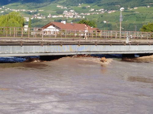 La piena del fiume Adige nell'agosto 2020 a Termeno. (Foto: ASP/Unione provinciale dei Vigili del Fuoco)