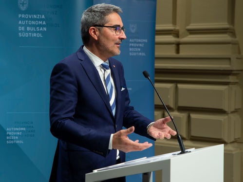 Landeshauptmann Kompatscher stellte in der Pressekonferenz nach Sitzuung der Landesregierung die wichtigsten Beschlüsse vor. (Foto: LPA/Fabio Brucculeri)