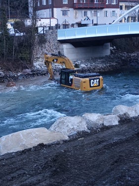 Im Abschnitt von der neuen Unterdrittelbrücke (rechts im Bild) bis zum Zusammenfluss der Rienz mit dem Eisack hat der Bautrupp mit Vorarbeiter Alex Messner mit zwei Baggern große Steinblöcke an den Fuß der erodierten Böschung transportiert. (Foto: LPA/Landesamt für Wildbach- und Lawinenverbauung Nord)