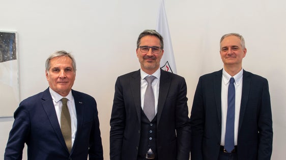 Führungswechsel: Landeshauptmann Arno Kompatscher verabschiedete den scheidenden Direktor des Bozner Rai-Sitzes Vittorio Longati (l.) und begrüßte den neuen Direktor Paolo Mazzucato (r.). (Foto: LPA/Fabio Brucculeri)