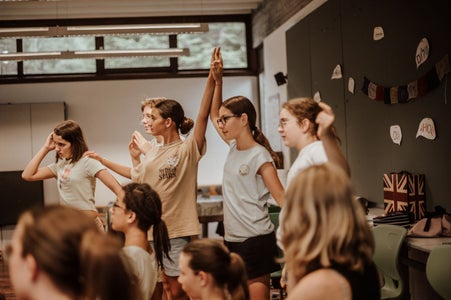 Um die Entdeckung unterschiedlicher Sprachen, Kulturen, Werte und Traditionen ging es im englischsprachigen Workshop "Cultural experience − let‘s explore different cultures". (Foto: LPA/Bildungsdirektion/Maria Gapp)