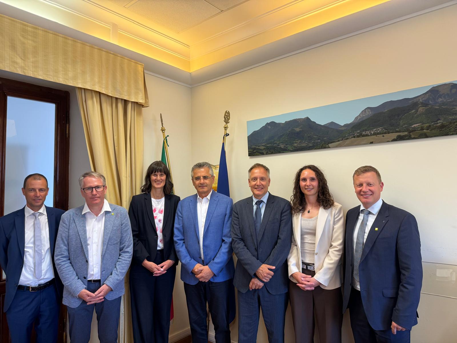 Le istanze dell'agricoltura altoatesina sono state discusse a Roma. Da sinistra: il direttore dell'Ufficio sussidi e finanziamenti del Bauernbund Michael Crepaz, il direttore del Bauernbund Siegfried Rinner, la direttrice della Federazione Latterie Alto Adige Annemarie Kaser, il capo Dipartimento delle politiche europee e internazionali e dello sviluppo rurale del Ministero dell'Agricoltura Giuseppe Blasi, il direttore di Dipartimento Ulrich Höllrigl, la responsabile del settore benessere animale e sostenibilità della Federazione Latterie Alto Adige Angelika Oberkofler, il presidente del Bauernbund Daniel Gasser (Foto: USP)