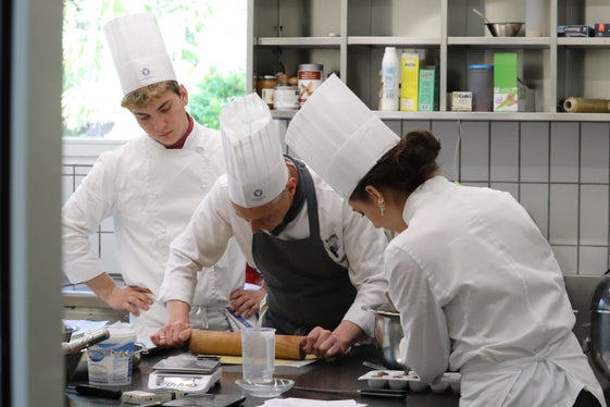 Blick in die Restaurantküche der Landeshotelfachschule Kaiserhof (Foto: LPA/Maja Clara)