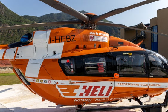 Der neue Notarzthubschrauber (Airbus H145) ist jetzt in Bozen und Umgebung im Einsatz. (Foto: HELI – Flugrettung Südtirol)