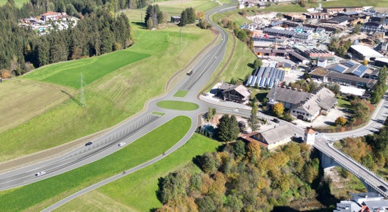 Dopo: situazione dell'intersezione tra la strada statale della Val Pusteria e la strada per Valdaora con incrocio a raso e pista ciclabile collegata. (Rendering: Ripartizione Infrastrutture)