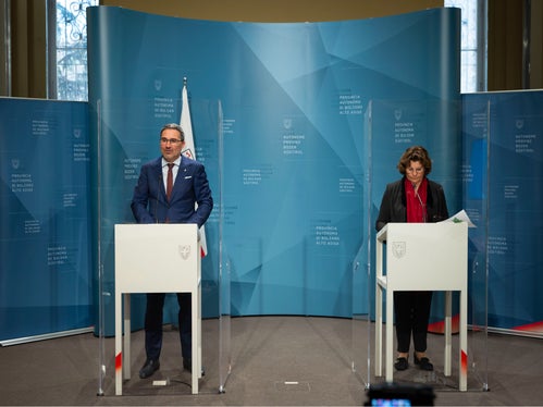  In der Pressekonferenz nach der Regierungssitzung erklärte LRin Hochgruber Kuenzer (r. im Bild mit LH Arno Kompatscher) den Stand der Dinge bei der Ausarbeitung des neuen Landesstrategieplans (LSP). (Foto: LPA/Fabio Brucculeri)