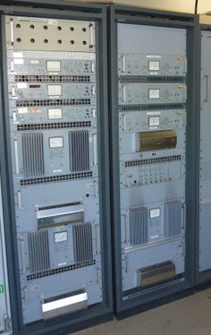 Da martedì 14 aprile Radio Rumantsch non sarà più ricevibile in FM (nella foto, un trasmettitore FM). La RAS spegnerà gli ultimi sei trasmettitori FM. Il programma rimarrà disponibile in tutto il territorio provinciale tramite lo standard radiofonico digitale DAB+. (Foto: RAS)
