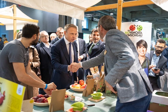 Al problema dei grandi predatori va trovata una soluzione pragmatica: il Ministro all'Agricoltura Francesco Lollobrigida nel corso della sua visita alla Fiera d'Autunno & Biolife 2022 (Foto: Fiera Bolzano/Marco Parisi)