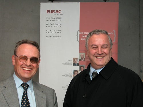 Cigolla era considerato un profondo conoscitore delle strutture amministrative e del panorama formativo: qui (a destra) assieme all'ex presidente dell'Eurac, Werner Stuflesser. (Foto: USP)